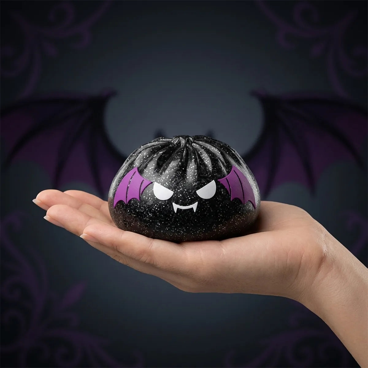 Squishy Dumpling Chauve-souris noire pailletée — Halloween — tenu dans la main, échelle réelle