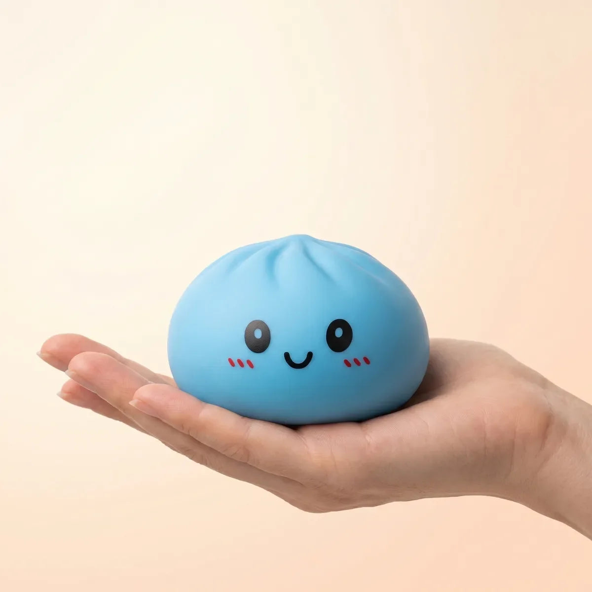 Squishy Dumpling Bleu Océan — tenu dans la main