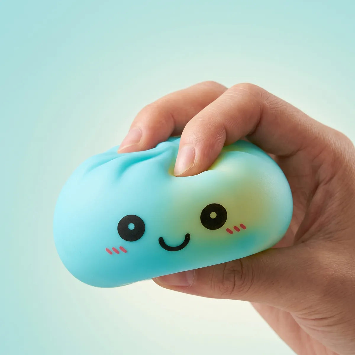 Veilleuse Squishy Dumpling Bleue — pressée entre les doigts
