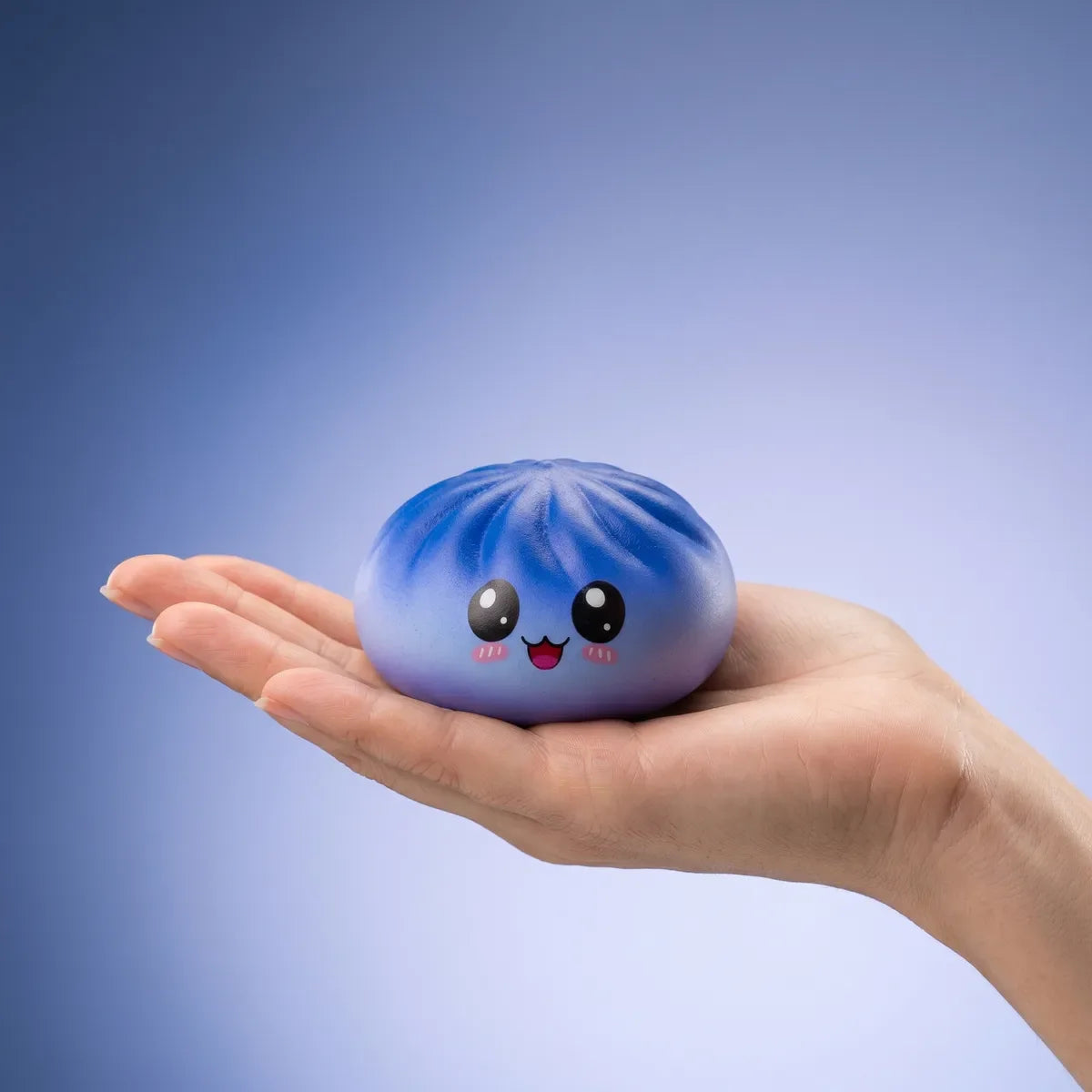 Squishy Dumpling Mystère Visage Kawaii — tenu dans la main
