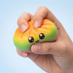 Squishy Dumpling Mystère Visage Kawaii — en situation de jeu