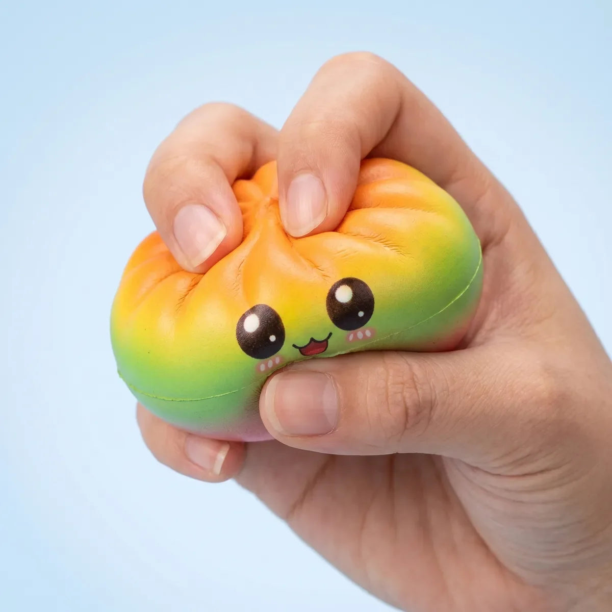 Squishy Dumpling Mystère Visage Kawaii — en situation de jeu