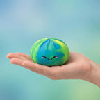 Squishy Dumpling Arc-en-ciel — tenu dans la main