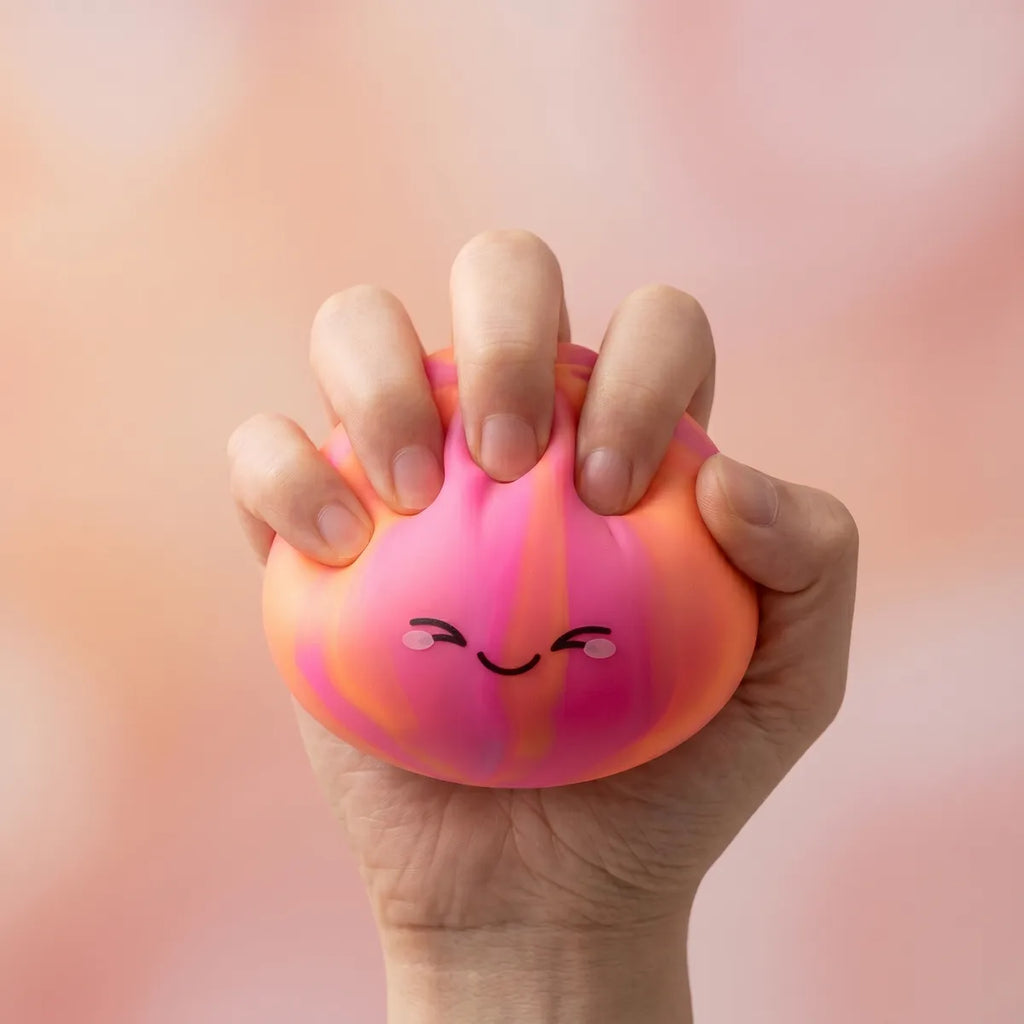 Squishy Dumpling Arc-en-ciel — pressé entre les doigts