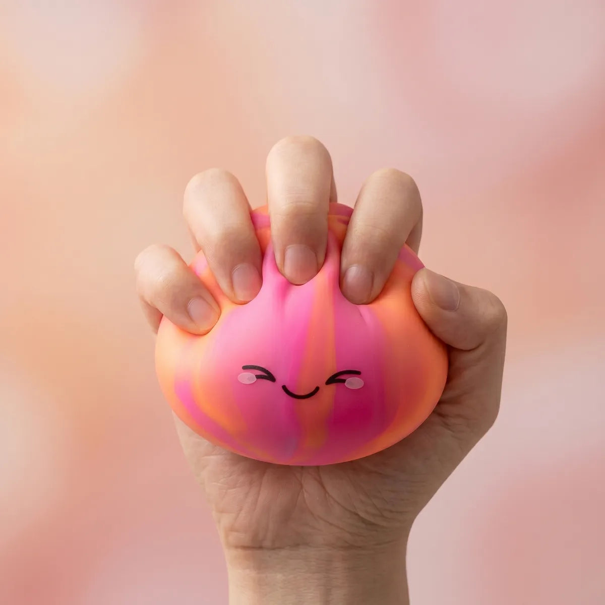Squishy Dumpling Arc-en-ciel — pressé entre les doigts