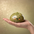 Squishy Dumpling Vert Émeraude Pailleté — tenu dans la main