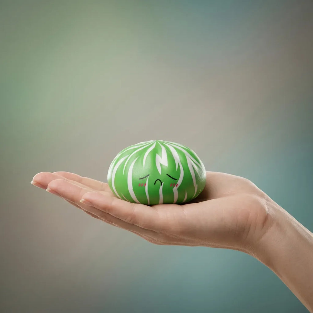 Squishy Dumpling Mystère Bao Moelleux — tenu dans la main