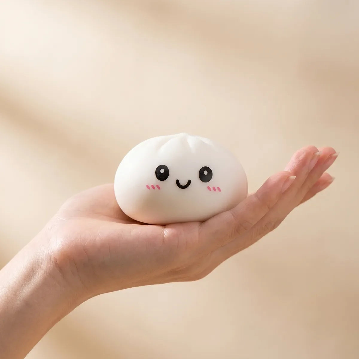 Squishy Dumpling Mystère Boîte Surprise — tenu dans la main