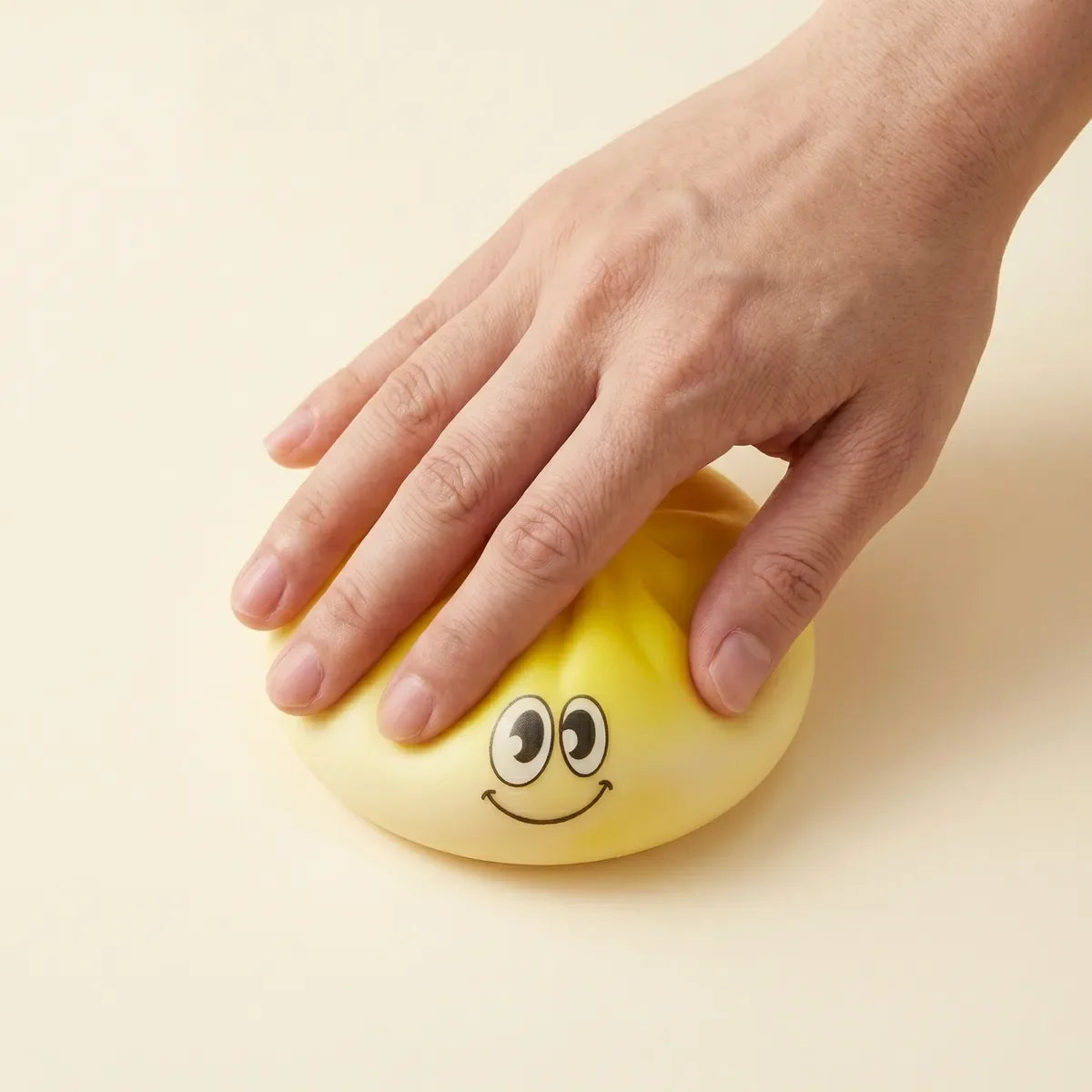Squishy Dumpling Mystère Fidget Coussin — pressé entre les doigts