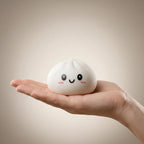Coffret 6 Squishy Dumpling Unis — une pièce tenue dans la main