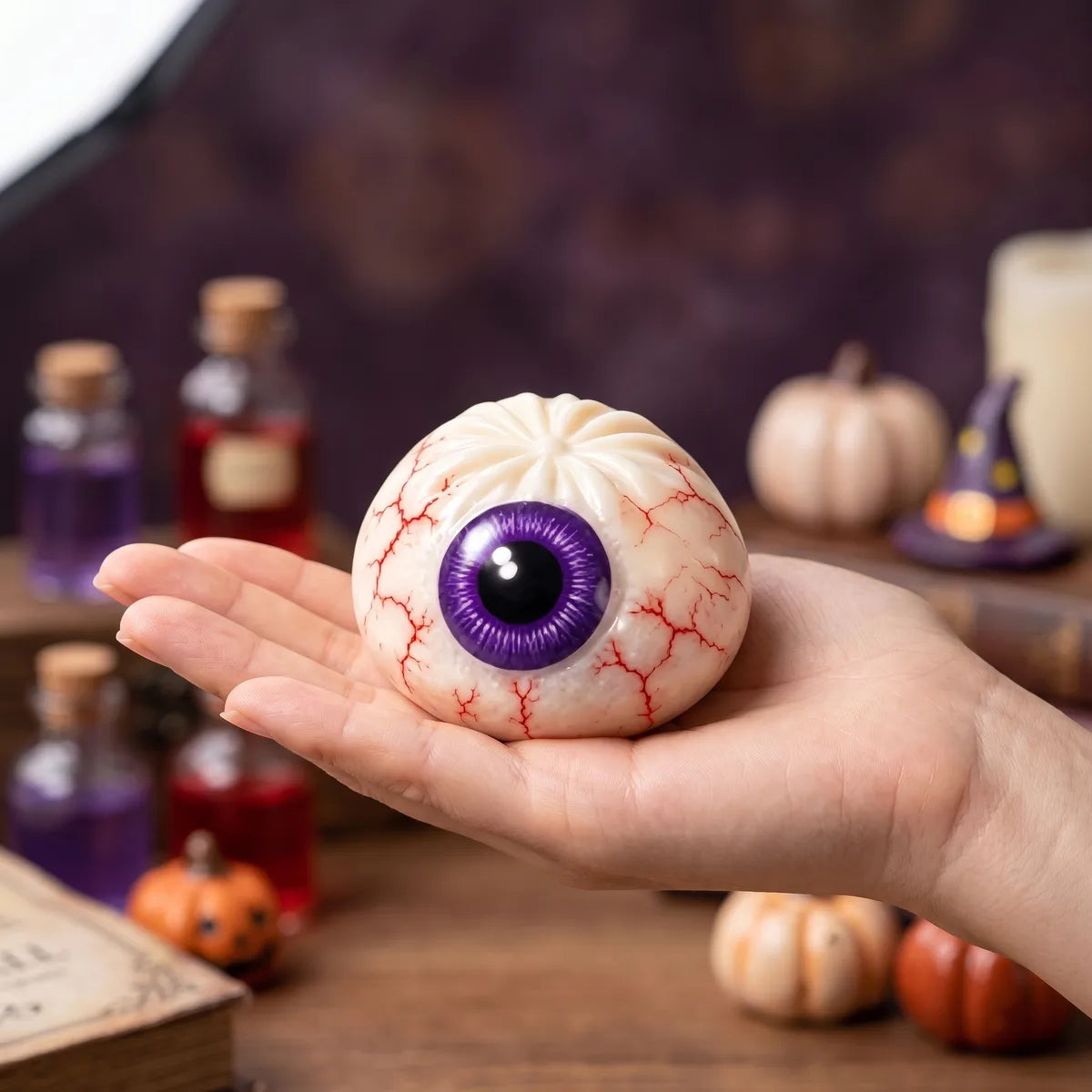 Squishy Dumpling Œil injecté — Halloween — tenu dans la main, échelle réelle