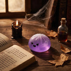 Squishy Dumpling Fantôme Violet — dans un décor d'Halloween