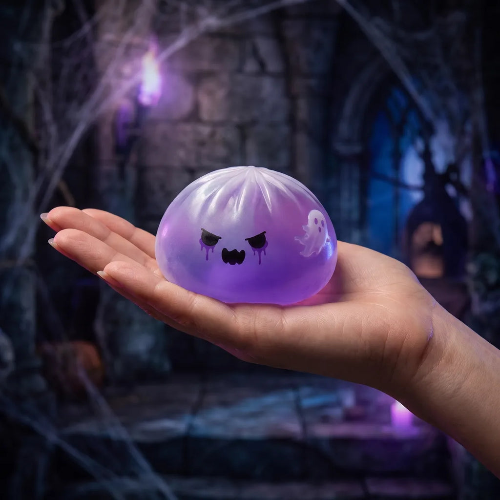 Squishy Dumpling Fantôme Violet — tenu dans la main
