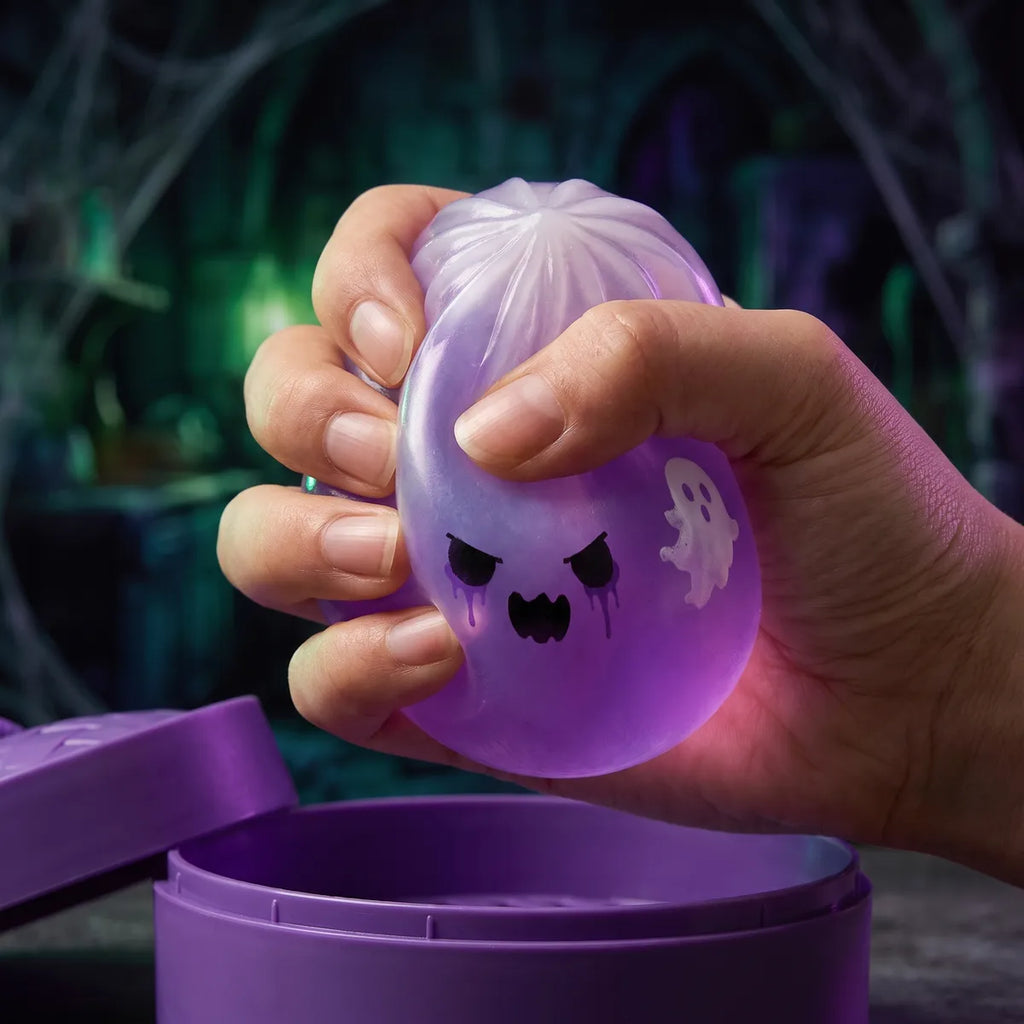 Squishy Dumpling Fantôme Violet — pendant la remontée lente de la pâte