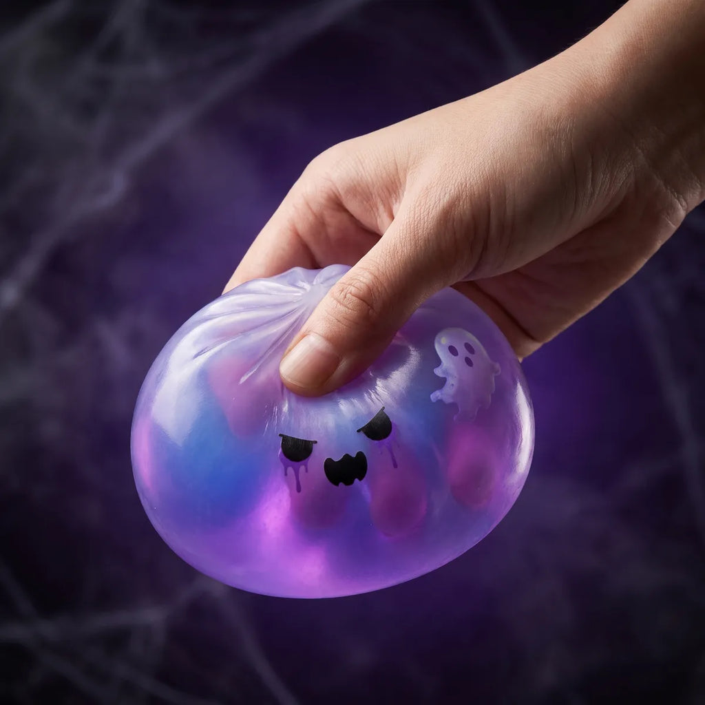 Squishy Dumpling Fantôme Violet — pressé entre les doigts