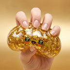 Squishy Dumpling Or Porte-Bonheur — pressé entre les doigts