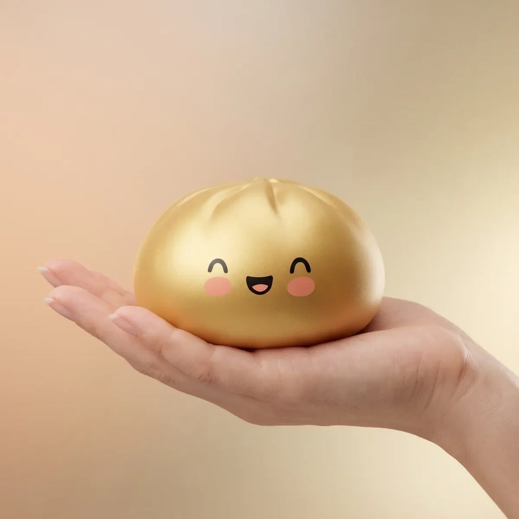 Squishy Dumpling Brioche Dorée — tenu dans la main