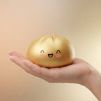 Squishy Dumpling Brioche Dorée — tenu dans la main