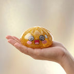 Squishy Dumpling Lingot Doré — tenu dans la main