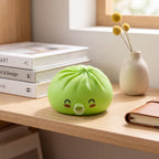 Squishy Dumpling Bubble Vert Jade — posé sur un bureau