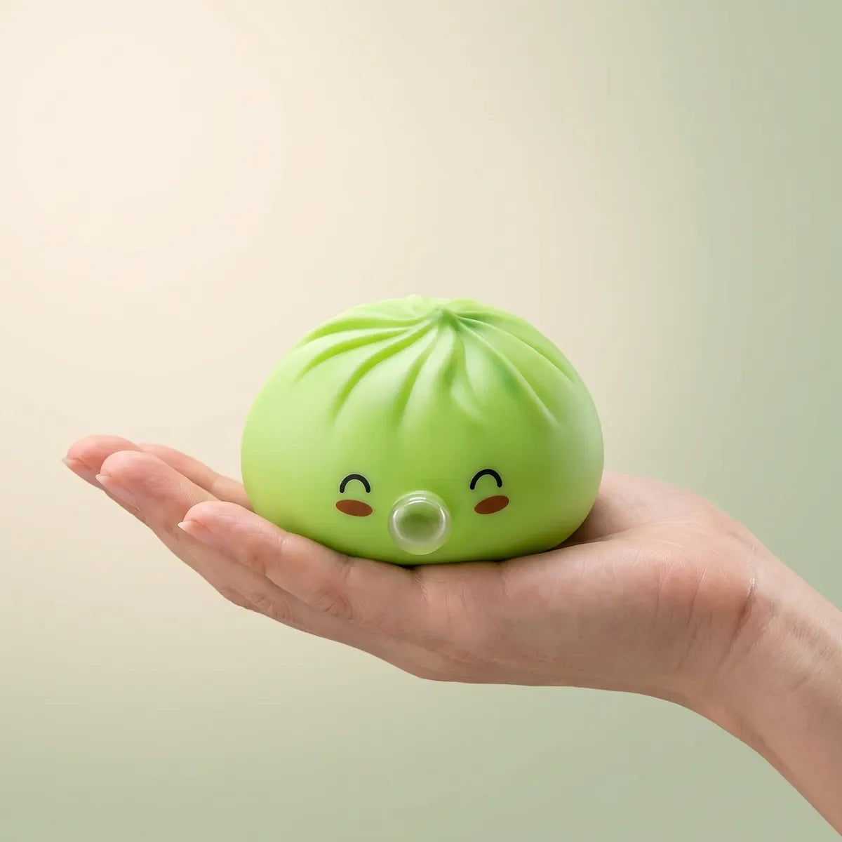 Squishy Dumpling Bubble Vert Jade — tenu dans la main