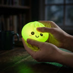 Veilleuse Squishy Dumpling Verte — allumée dans l'obscurité
