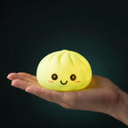 Veilleuse Squishy Dumpling Verte — tenue dans la main