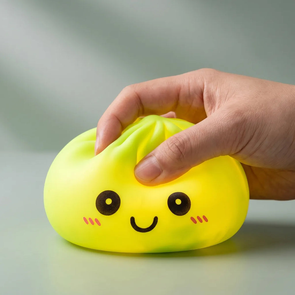 Veilleuse Squishy Dumpling Verte — pressée entre les doigts
