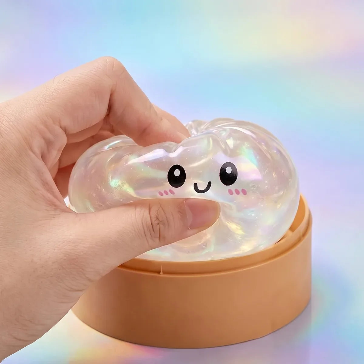 Squishy Dumpling Holographique — pendant la remontée lente de la pâte