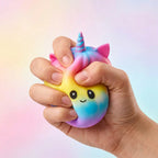 Squishy Dumpling Licorne Arc-en-ciel Jumbo — en situation de jeu
