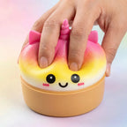 Squishy Dumpling Licorne Arc-en-ciel Jumbo — pressé entre les doigts