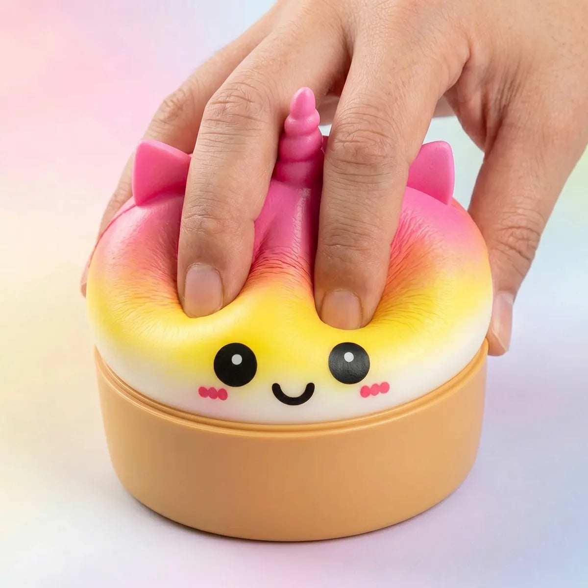 Squishy Dumpling Licorne Arc-en-ciel Jumbo — pressé entre les doigts