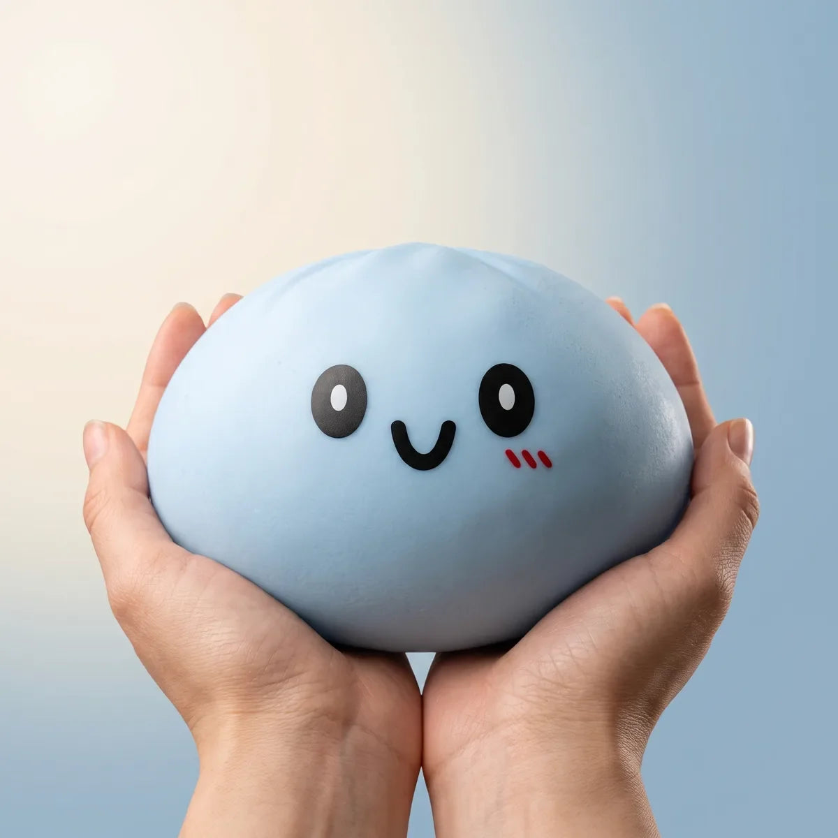 Squishy Dumpling Bleu 15 cm — tenu à deux mains
