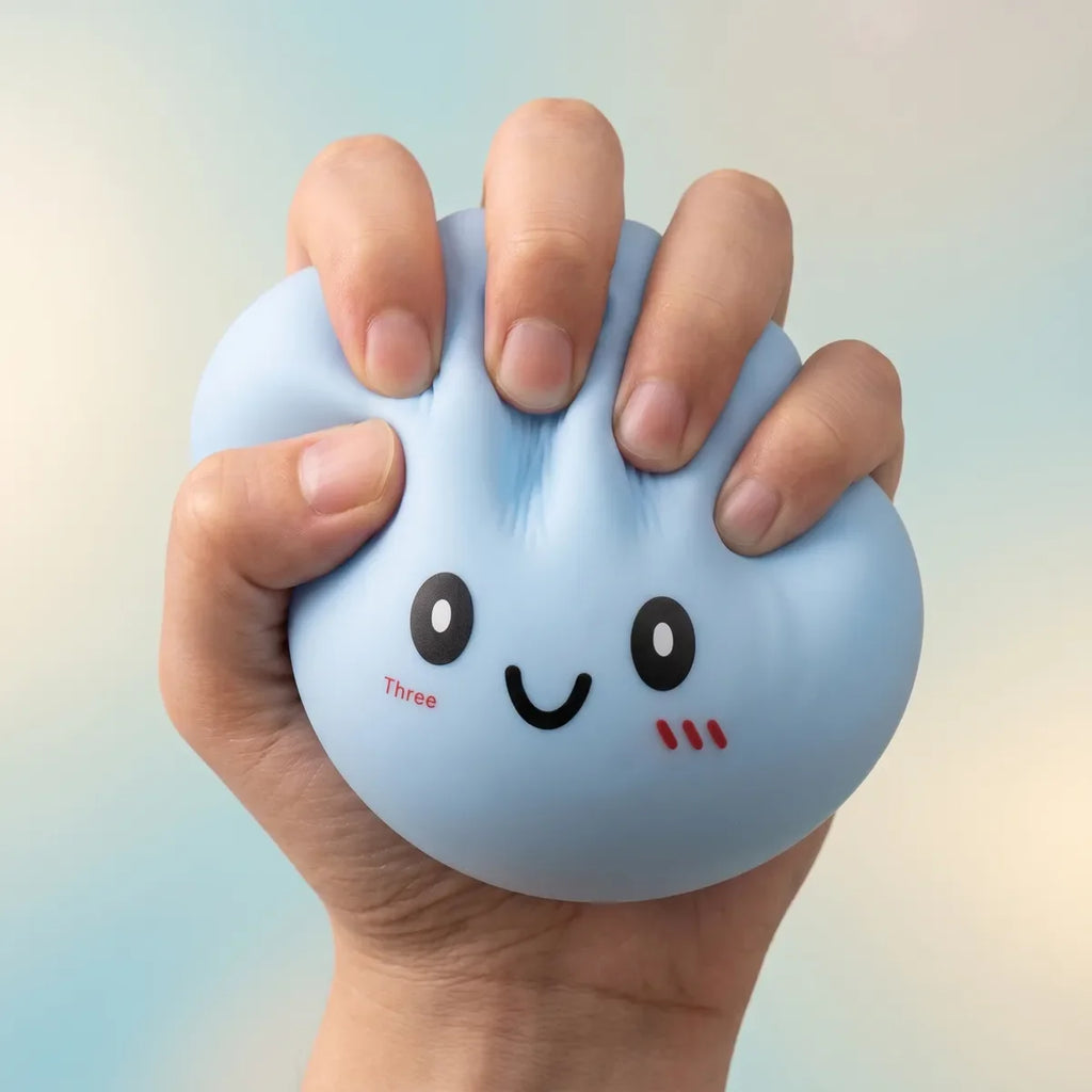 Squishy Dumpling Bleu 15 cm — pendant la remontée lente de la pâte