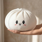 Squishy Dumpling Coussin 25 cm — posé sur un canapé