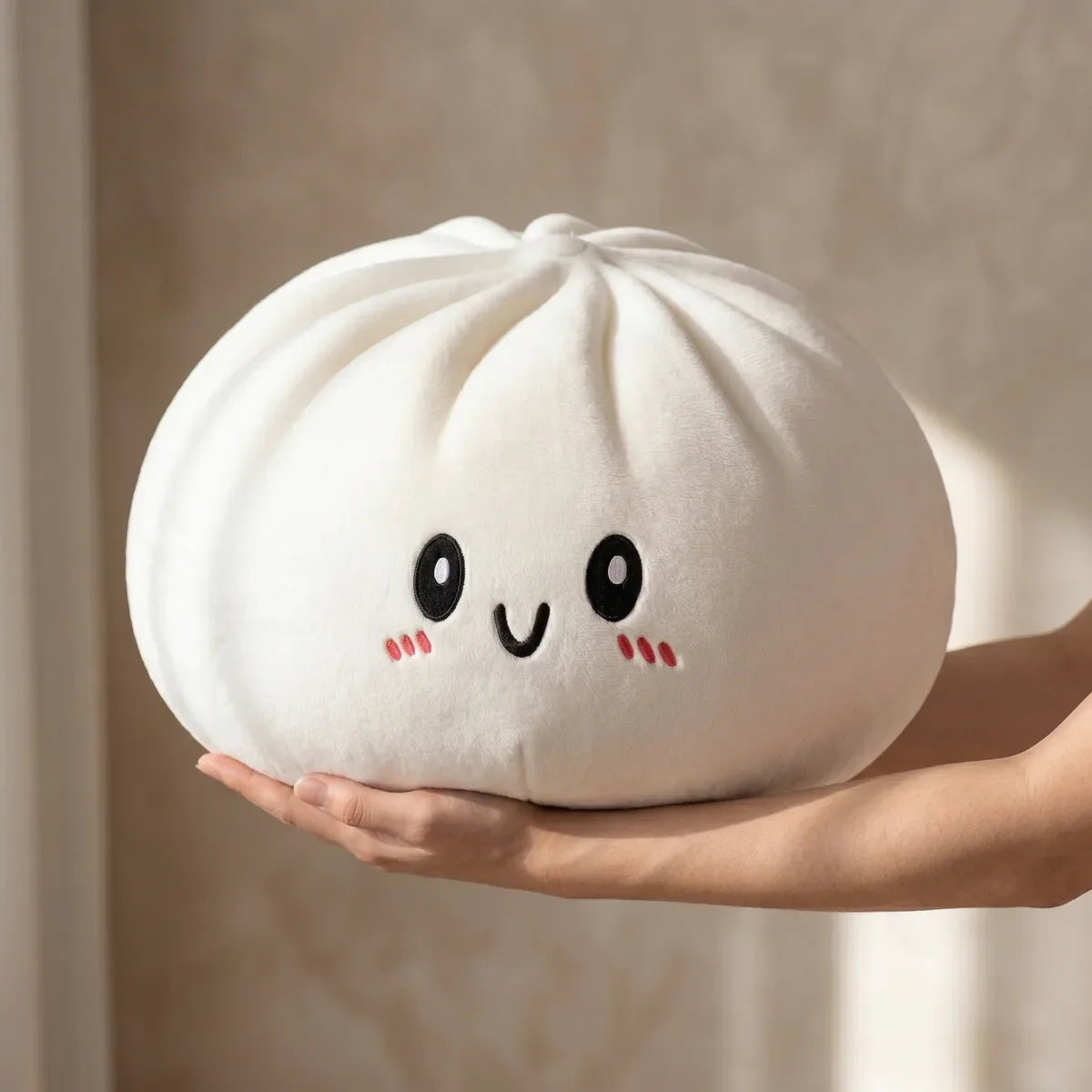 Squishy Dumpling Coussin 25 cm — posé sur un canapé
