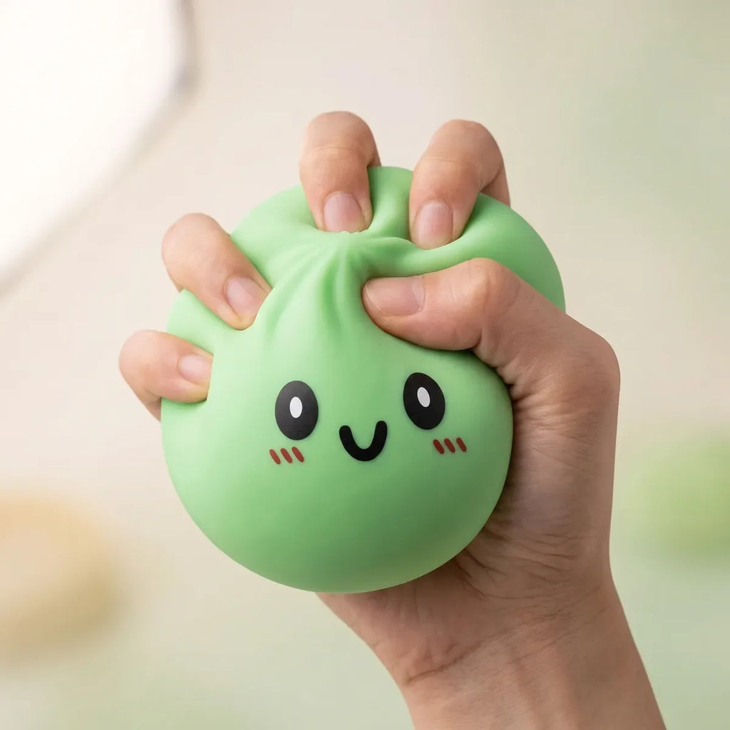 Squishy Dumpling Vert 15 cm — pendant la remontée lente de la pâte