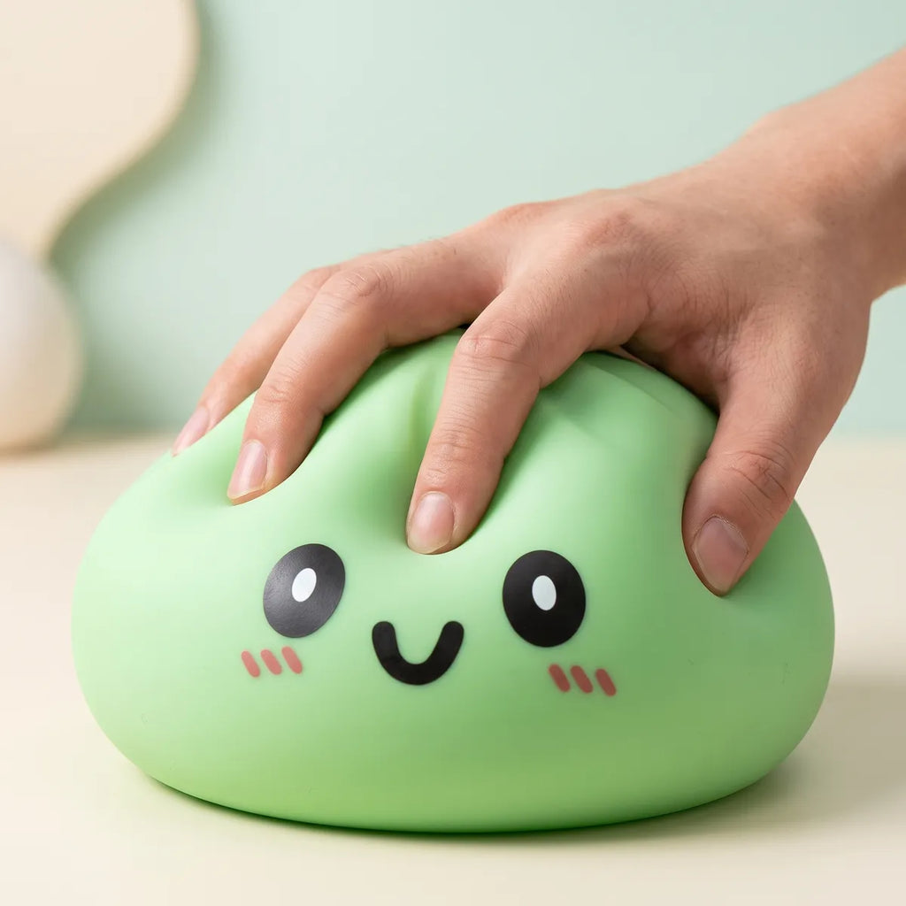 Squishy Dumpling Vert 15 cm — pressé entre les doigts