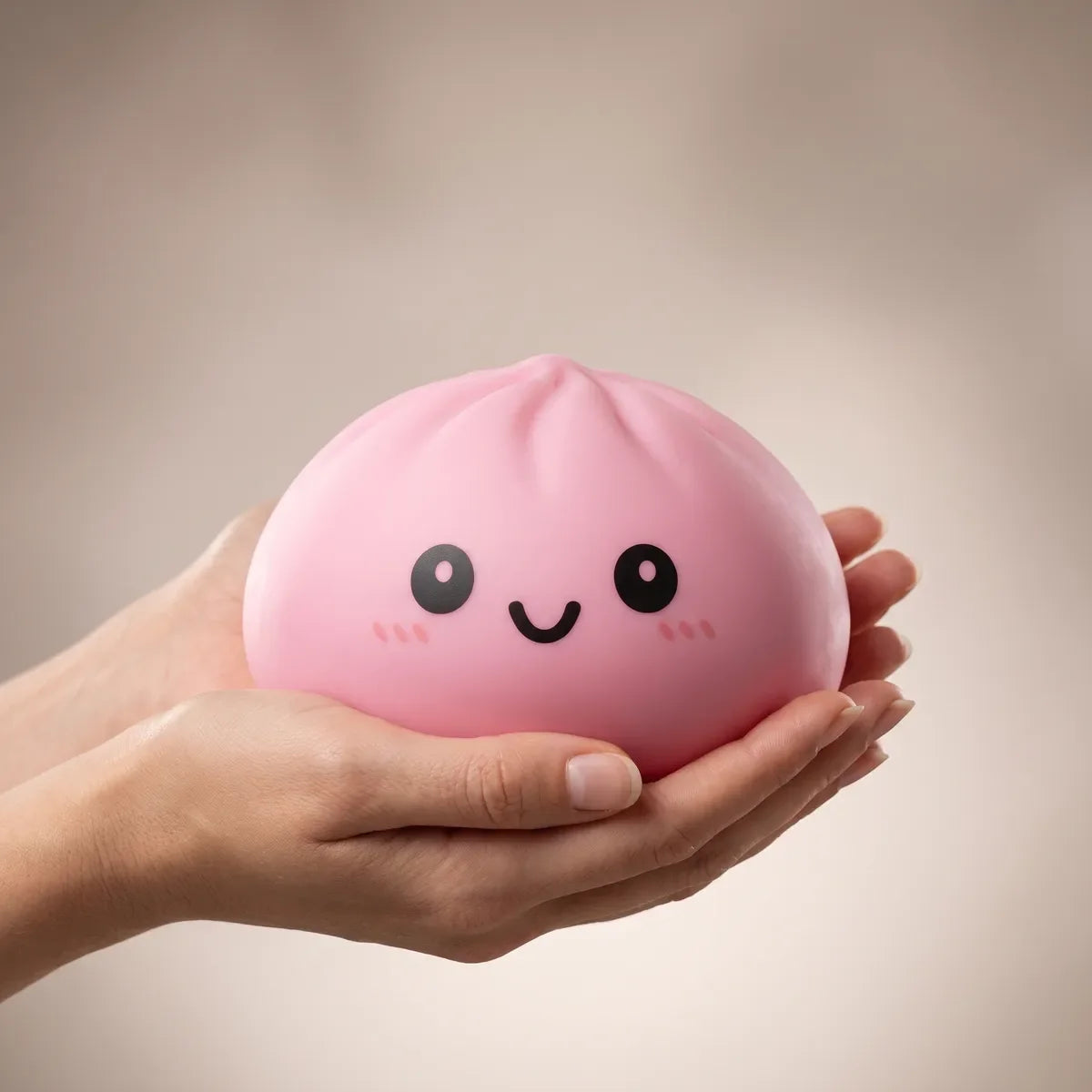 Squishy Dumpling Rose 15 cm — tenu à deux mains
