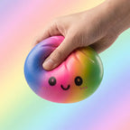 Squishy Dumpling Arc-en-ciel 15 cm — en situation de jeu