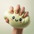 Squishy Dumpling Jaune 15 cm — pressé entre les doigts