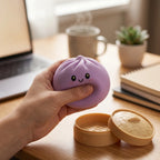 Squishy Dumpling Magenta Fruits Rouges — posé sur un bureau