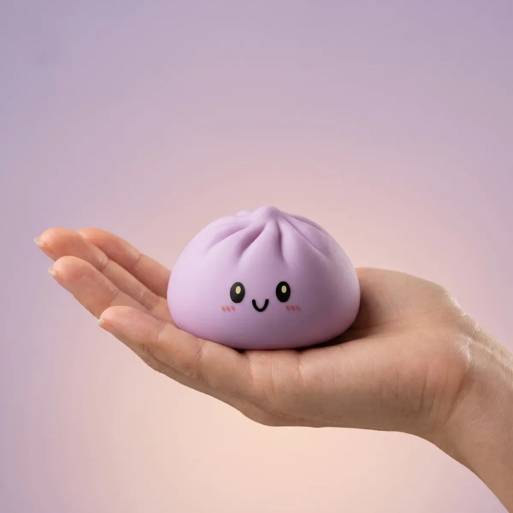 Squishy Dumpling Magenta Fruits Rouges — tenu dans la main