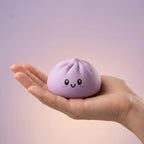 Squishy Dumpling Magenta Fruits Rouges — tenu dans la main