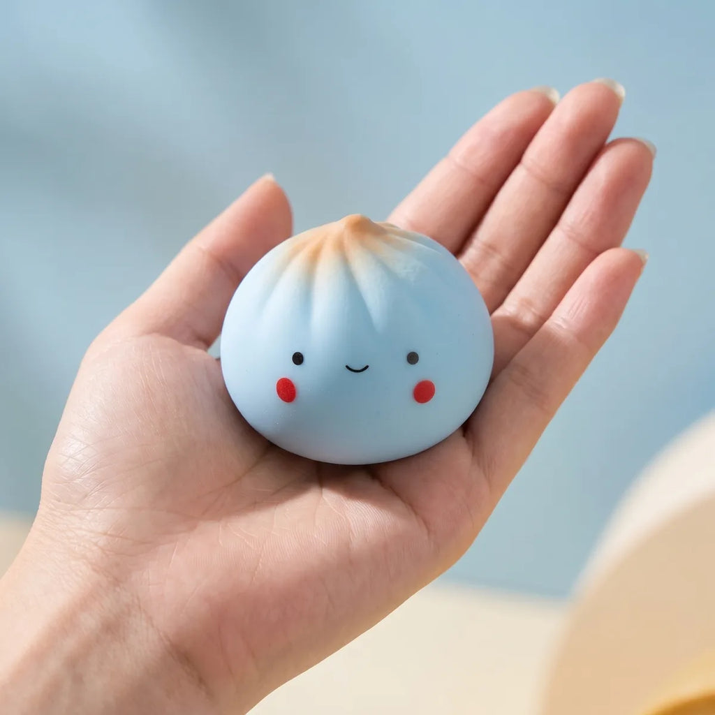 Coffret 24 Squishy Dumpling Mini Mystère — une pièce tenue dans la main