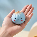Coffret 24 Squishy Dumpling Mini Mystère — une pièce tenue dans la main