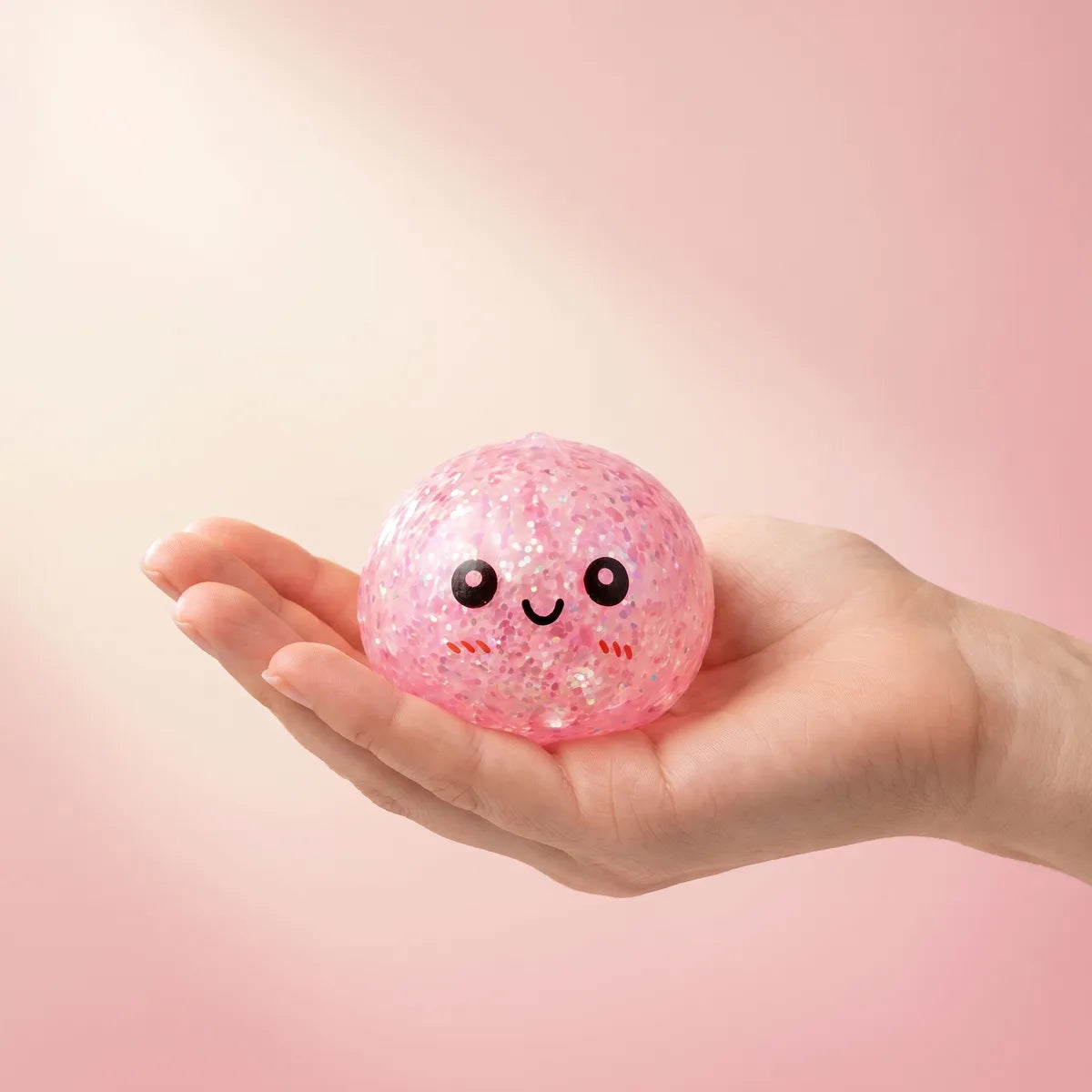 Mini Squishy Dumpling Métallisé — tenu dans la main