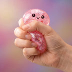 Mini Squishy Dumpling Métallisé — en situation de jeu