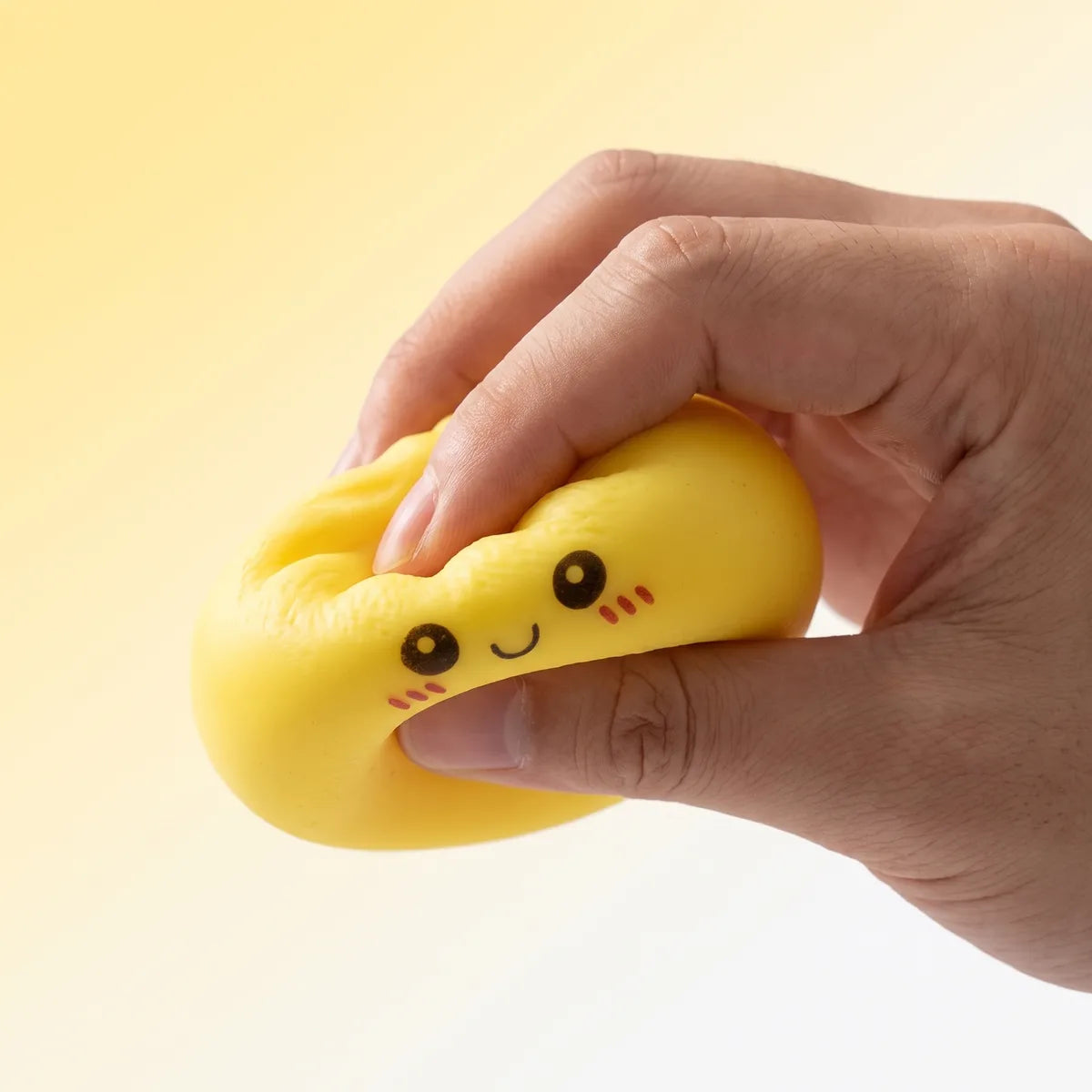 Lot de Mini Squishy Dumpling Mystère 3,3 cm — en situation de jeu