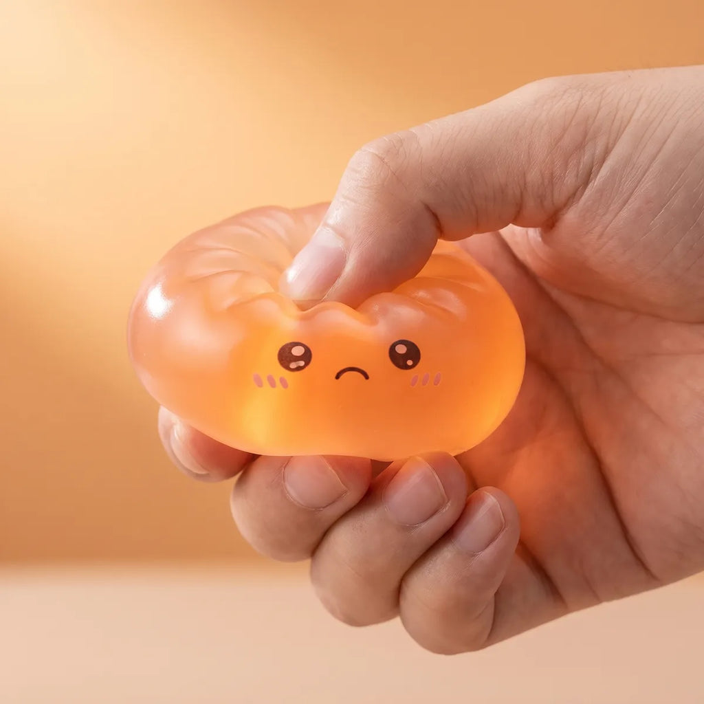 Lot de 7 Mini Squishy Dumpling Sucre — en situation de jeu